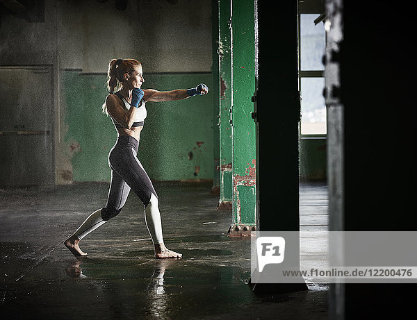 Frau mit Kampfsporttraining
