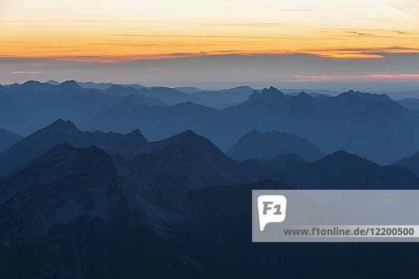 Österreich  Deutschland  Bayern  Zugspitze  Gipfel bei Sonnenuntergang