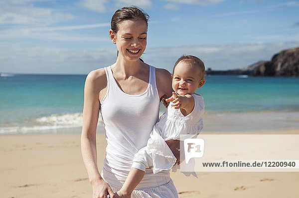 Mutter mit kleiner Tochter am Strand