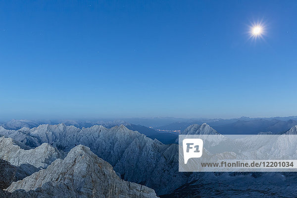 Österreich  Deutschland  Bayern  Zugspitze  Gipfel und Vollmond