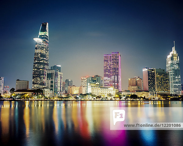 Vietnam  Ho-Chi-Minh-Stadt  Skyline bei Nacht