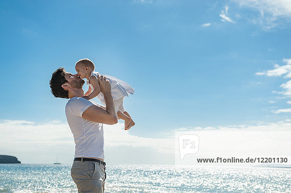 Spanien  Lanzarote  Vater streichelt seine kleine Tochter am Strand