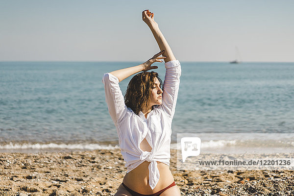 Porträt einer attraktiven jungen Frau am Strand
