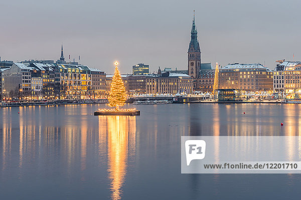 Deutschland  Hamburg  Binnenalster  Weihnachtsbaum  Rathaus am Abend
