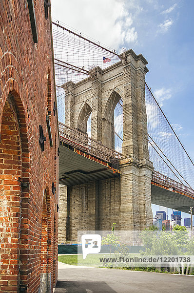 USA  New York  Brooklyn  Blick vom Brooklyn Bridge Park auf Brooklyn Bridgre
