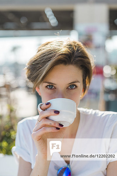 Porträt einer Frau beim Kaffeetrinken