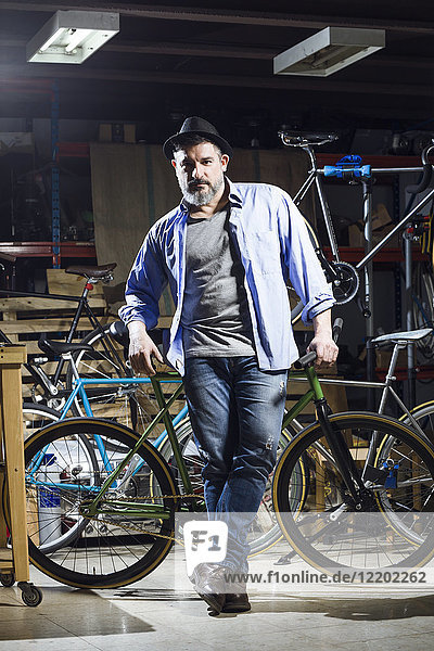 Porträt eines selbstbewussten Mannes in der Fahrradwerkstatt