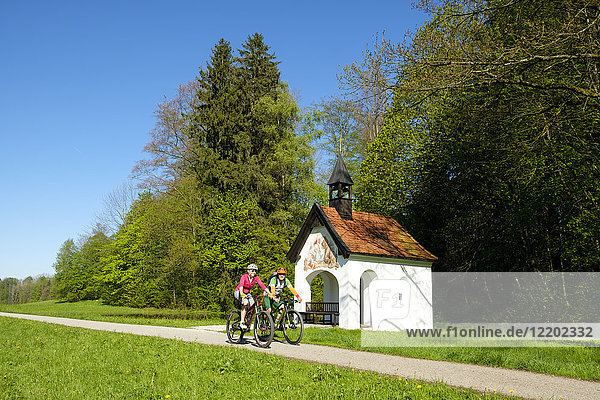 Deutschland  Bayern  Oberbayern  Bad Heilbrunn  Antoniuskapelle  Radfahrer