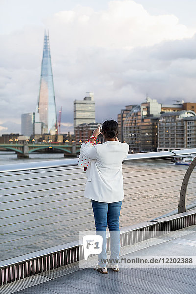 UK  London  Frau auf einer Brücke stehend  fotografiert The Shard