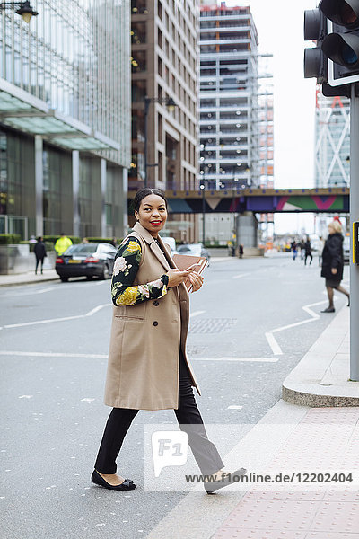 UK  London  modische Geschäftsfrau überquert die Straße