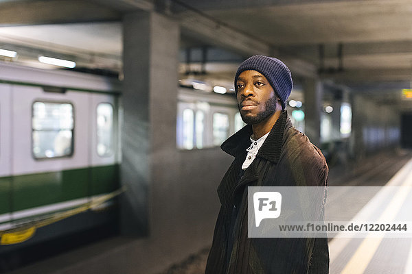 USA  Mailand  afroamerikanischer Mann wartet an der U-Bahn-Station