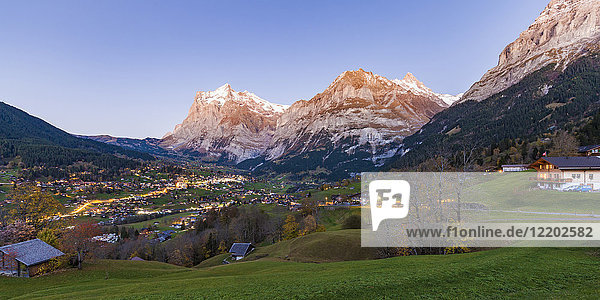 Schweiz  Bern  Berner Oberland  Ferienort Grindelwald  Wetterhorn  Schreckhorn und Eiger am Abend