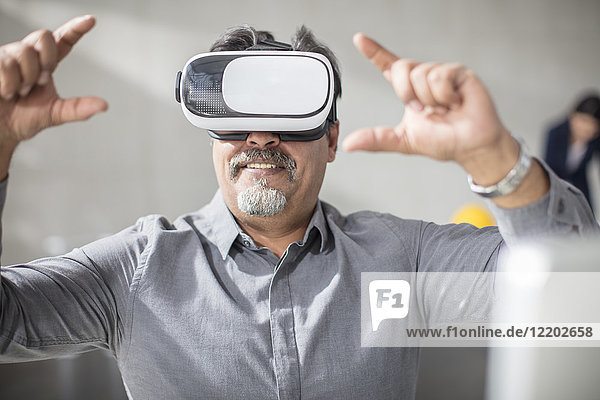 Mann mit VR-Brille im Büro
