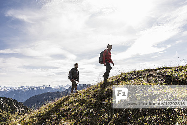 Österreich  Tirol  junges Paar Wandern in den Bergen