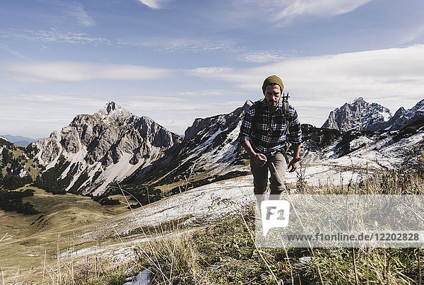 Österreich  Tirol  junger Mann beim Wandern in den Bergen