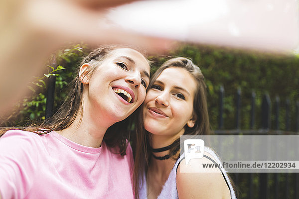Zwei glückliche Teenager-Mädchen  die einen Selfie nehmen.
