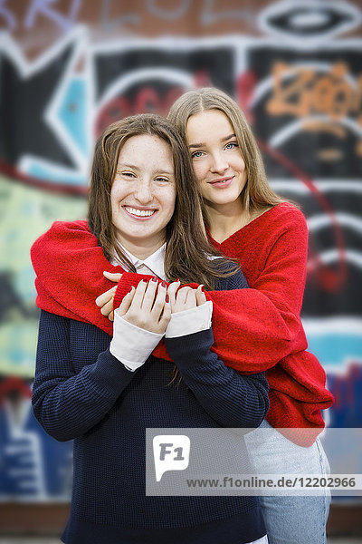Deutschland  Berlin  Portrait von zwei glücklichen Freundinnen