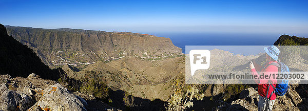Spanien Kanarische Inseln La Gomera Hermigua Blick von Enchereda weibliche Wandererin