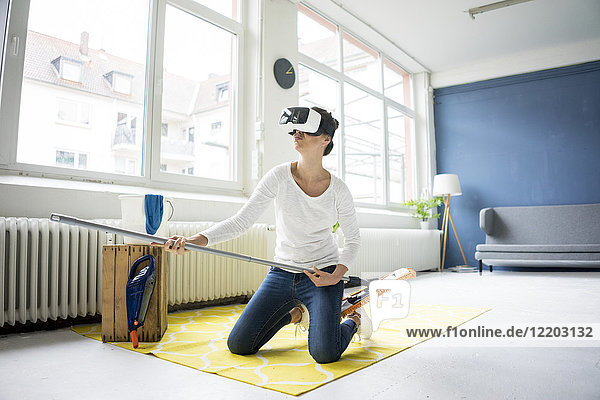 Vital Frau zu Hause mit VR-Brille  die den Boden wischt.