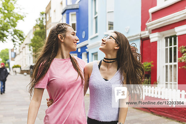 Zwei fröhliche Teenager-Mädchen unterwegs in der Stadt