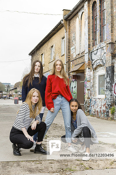 Deutschland  Berlin  Gruppenbild von vier Freundinnen