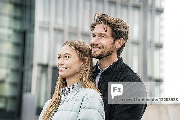 Porträt eines lächelnden Paares in der Stadt