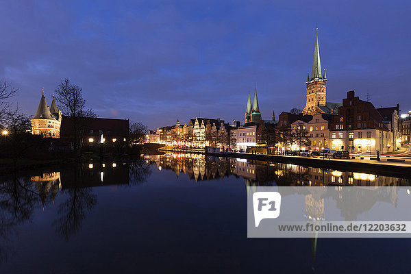 Deutschland  Schleswig-Holstein  Lübeck  Altstadt  Obertrave  Holstentor  Marienkirche und Petrikirche zur blauen Stunde