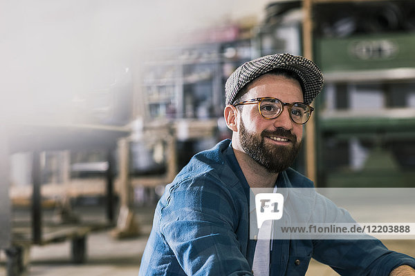 Porträt eines lächelnden Mannes in der Werkstatt