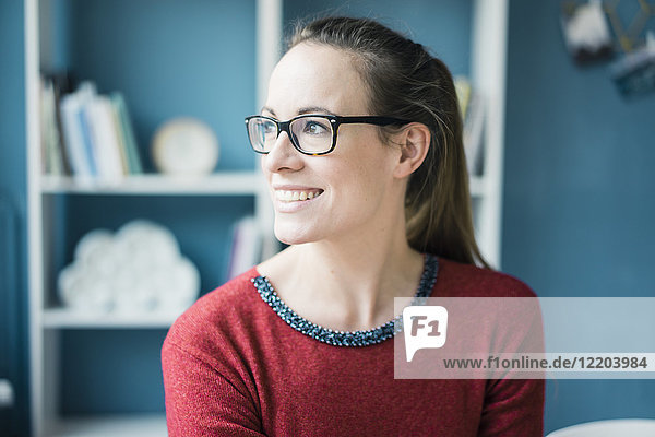 Porträt einer glücklichen Frau mit Brille