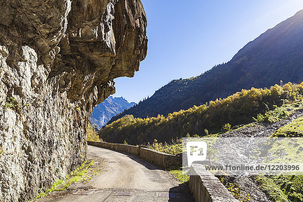Schweiz  Bern  Berner Oberland  Haslital  Pass bei Innertkirchen  überhängende Felsen