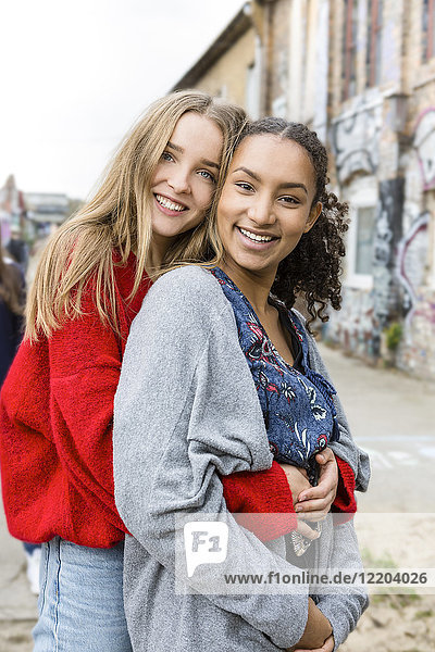 Deutschland  Berlin  Portrait zweier glücklicher Freundinnen