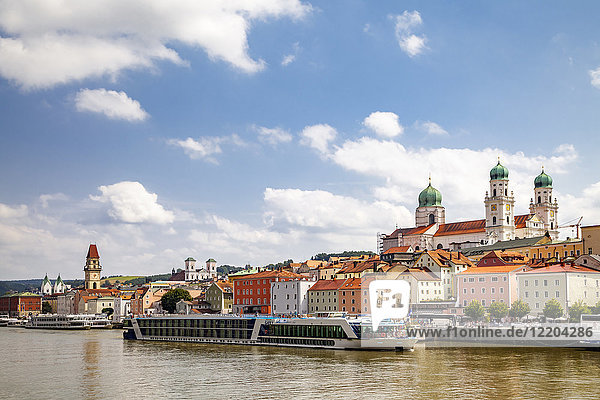 Deutschland  Bayern  Passau  Altstadt und Inn mit Tourboot