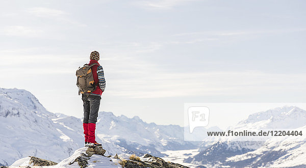 Schweiz  Engadin  Wanderer in der Bergwelt mit Blick auf die Aussicht