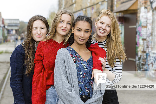 Deutschland  Berlin  Gruppenbild von vier Freundinnen