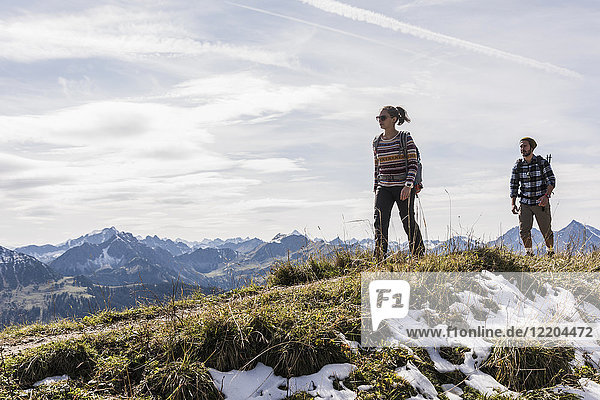 Austria  Tyrol  young couple hiking in the mountains