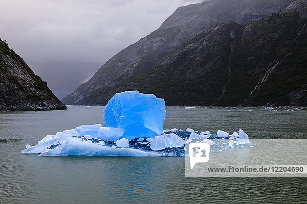 Spektakulärer Eisberg  mit atemberaubendem blauem Würfel  Tracy Arm Fjord  neblige Bedingungen  in der Nähe des South Sawyer Glacier  Alaska  Vereinigte Staaten von Amerika  Nord-Amerika
