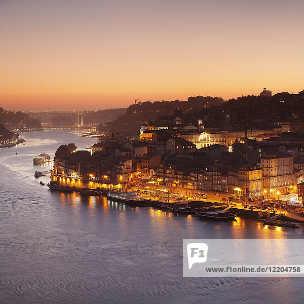 Blick über den Fluss Douro bei Sonnenuntergang auf den Stadtteil Ribeira  UNESCO-Weltkulturerbe  Porto (Oporto)  Portugal  Europa