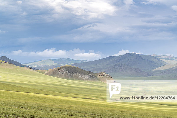 Landschaft der grünen mongolischen Steppe unter einem düsteren Himmel  Provinz Ovorkhangai  Mongolei  Zentralasien  Asien