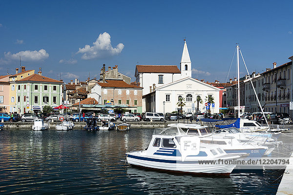 Der Hafen von Isola  umgeben von der Altstadt  Isola  Slowenien  Europa