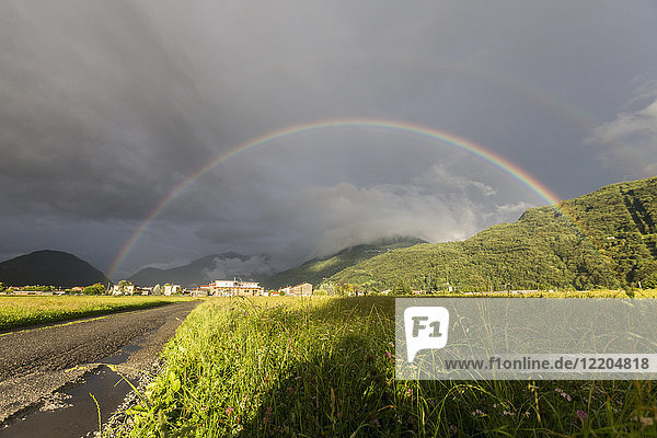 Regenbogen über grünen Feldern der Landschaft  Cosio Valtellino  Provinz Sondrio  Valtellina  Lombardei  Italien  Europa