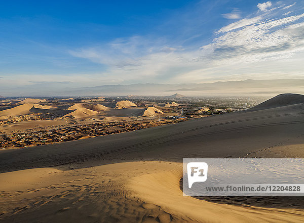 Sanddünen der Ica-Wüste bei Huacachina  Sonnenaufgang  Region Ica  Peru  Südamerika
