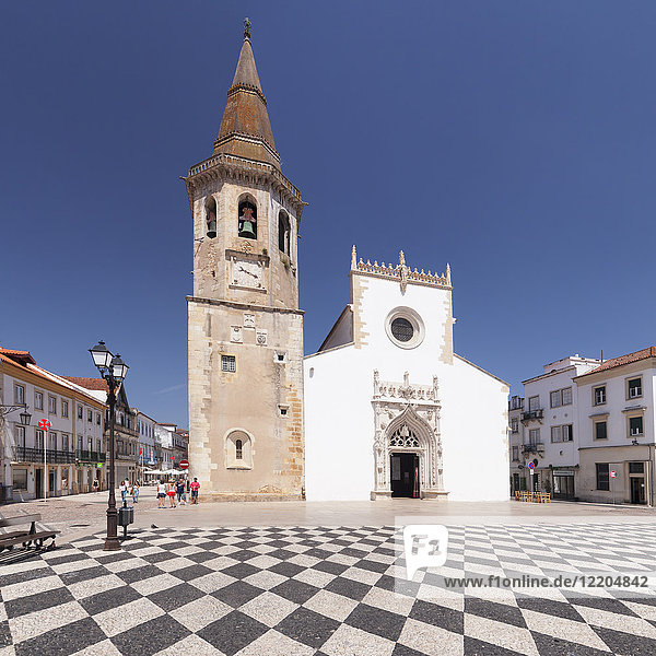 Praca da Republica  Igreja de Sao Batista Kirche  Tomar  Bezirk Santarem  Portugal  Europa