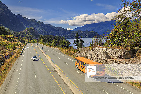 Gelber Schulbus auf dem Sea to Sky Highway in der Nähe von Squamish  British Columbia  Kanada  Nordamerika
