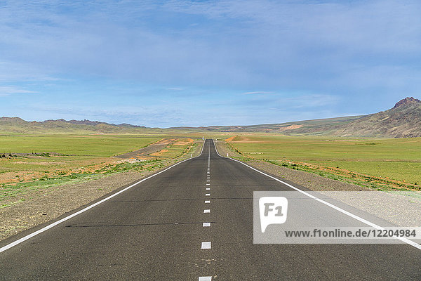 Gerade asphaltierte Straße  Bezirk Bayandalai  Provinz Südgobi  Mongolei  Zentralasien  Asien