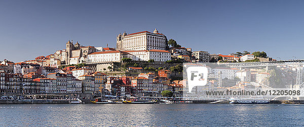 Blick über den Fluss Douro auf das Ribeira-Viertel  UNESCO-Weltkulturerbe  Se Kathedrale  Porto (Oporto)  Portugal  Europa