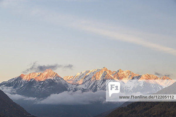 Schneebedeckte Gipfel bei Sonnenuntergang  Ponte Di Legno  Provinz Brescia  Valcamonica  Lombardei  Italien  Europa