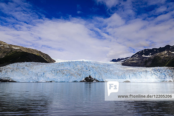 Aialik Gletscher und Berge  perfekter Sommertag  Harding Icefield  Kenai Fjords National Park  nahe Seward  Alaska  Vereinigte Staaten von Amerika  Nordamerika