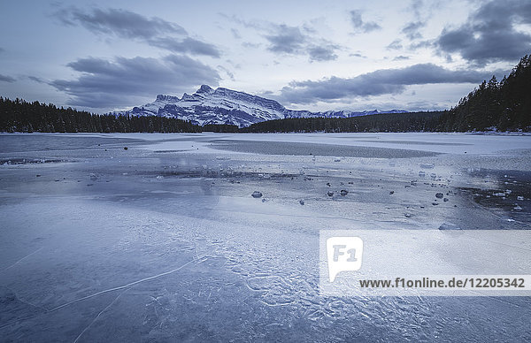 Two Jack Lake in der Wintersaison  Banff National Park  UNESCO Weltkulturerbe  Alberta  Kanadische Rockies  Kanada  Nordamerika