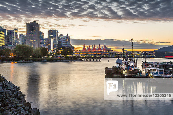 Blick auf Canada Place und städtische Bürogebäude bei Sonnenuntergang vom CRAB Park  Vancouver  British Columbia  Kanada  Nordamerika