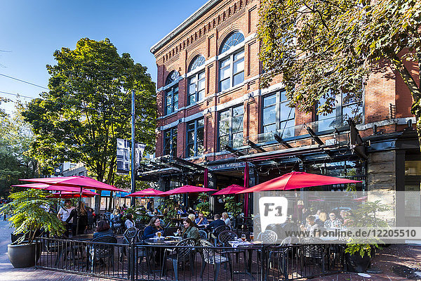 Cafe und Bar am Maple Tree Square in Gastown  Vancouver  British Columbia  Kanada  Nordamerika